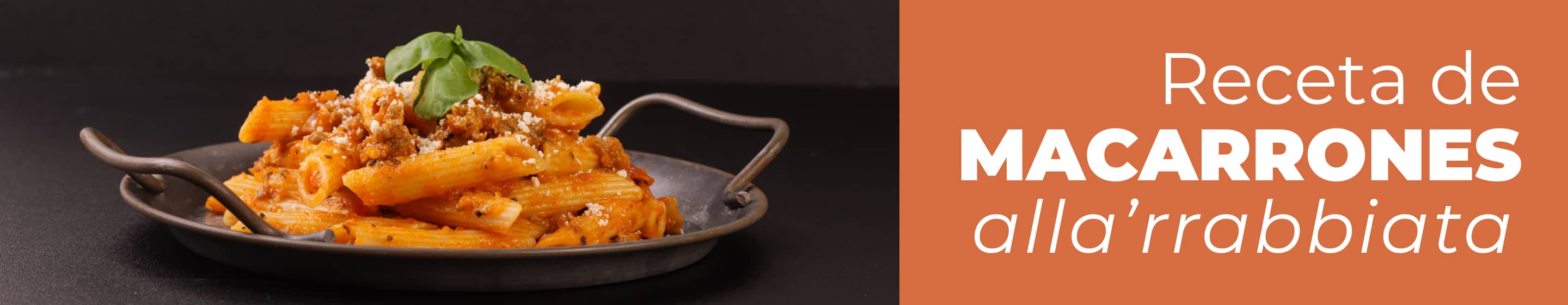 Plato de macarrones all'arrabbiata terminados con salsa de tomate y queso rallado.